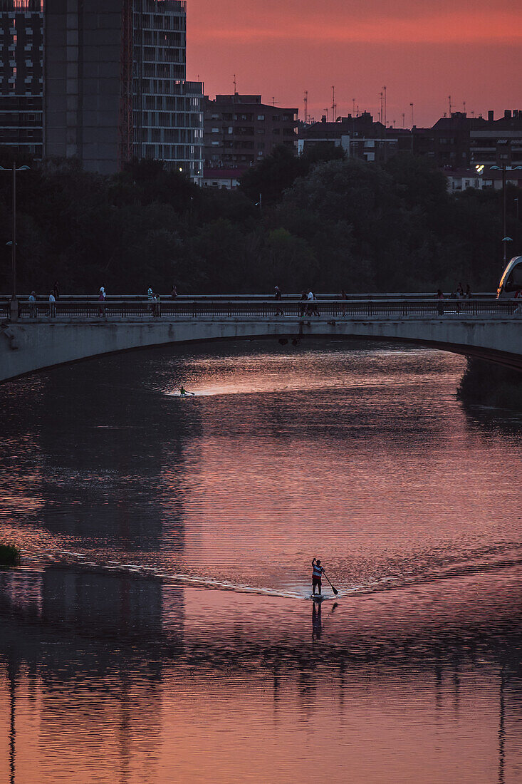 Standup-Paddleboarding bei Sonnenuntergang auf dem Ebro, Zaragoza, Spanien