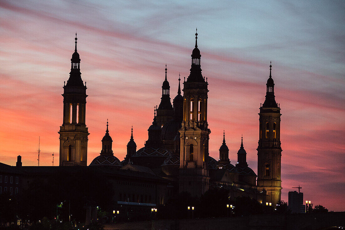 Kathedrale-Basilika Unserer Lieben Frau von der Säule bei Sonnenuntergang, Zaragoza, Spanien