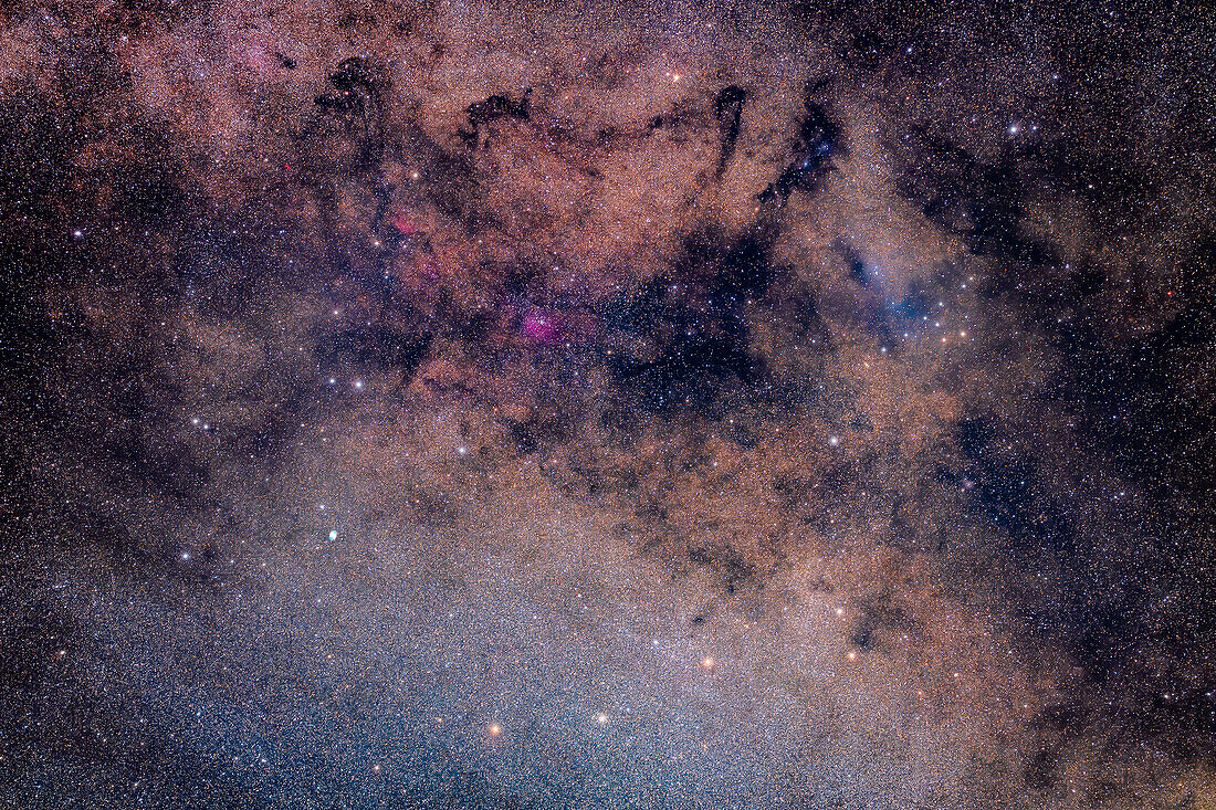 Dies umrahmt die kleinen Sternbilder Sagitta der Pfeil (unten) und Vulpecula der Fuchs (oben), um eine Reihe von Deep-Sky-Objekten in einem weiten Sichtfeld ähnlich dem eines Fernglases aufzunehmen.