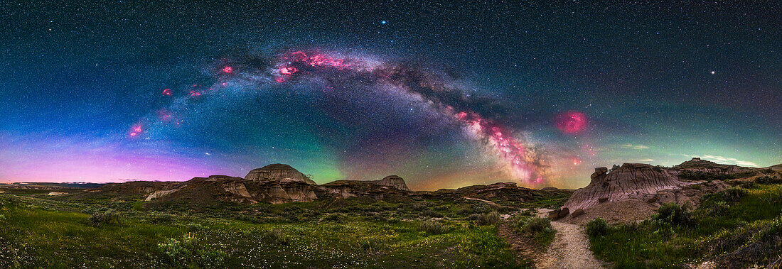 Dies ist ein 200°-Panorama des Bogens der nördlichen Milchstraße, der sich über der Badlands-Landschaft des Dinosaur Provincial Park, Alberta, erhebt. Dies war in der Nacht vom 31. Mai auf den 1. Juni 2024, als der Himmel auf diesem Breitengrad von 50° 45' N selbst mitten in der Nacht, hier um etwa 1:30 Uhr MEZ, noch nicht völlig dunkel ist. Der Himmel behält also eine blaue Tönung, besonders im Norden links.