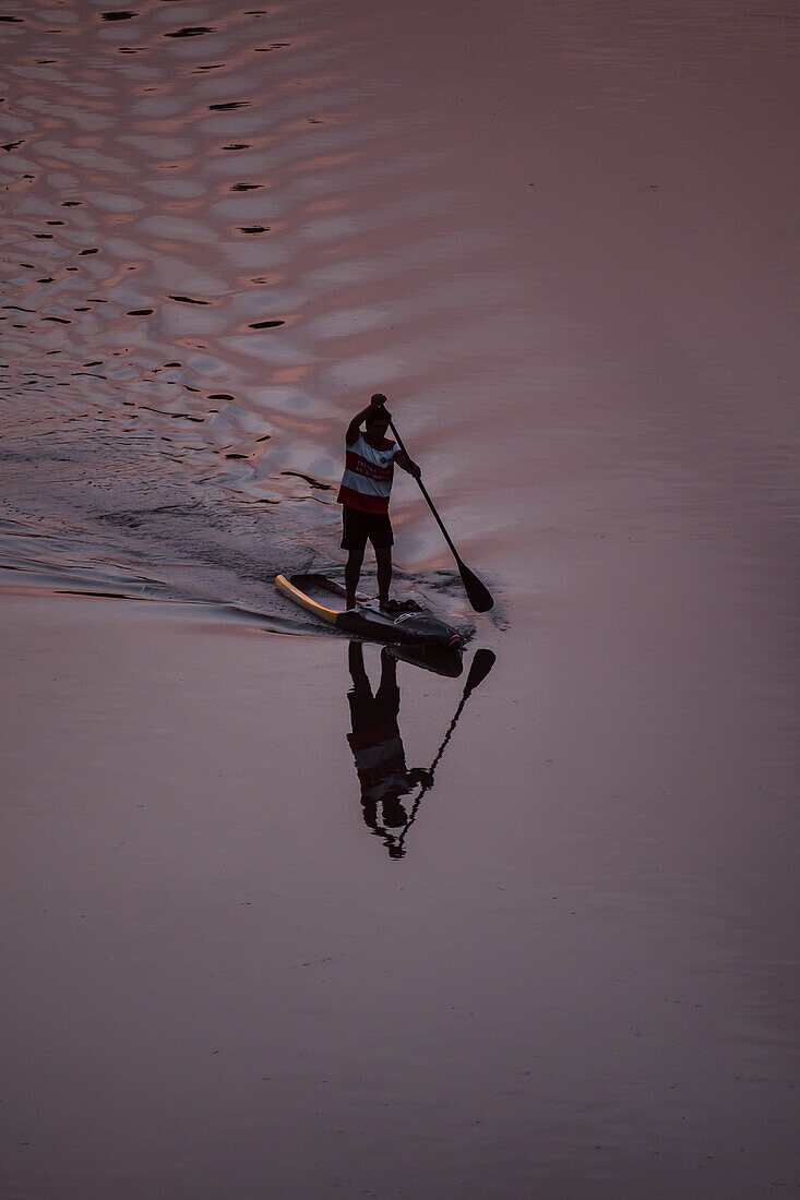 Standup-Paddleboarding bei Sonnenuntergang auf dem Ebro, Zaragoza, Spanien