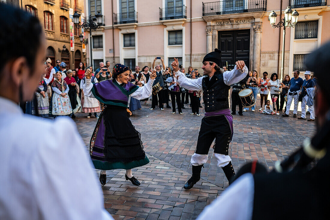 Jota-Tänzer auf der Plaza del Justicia in Zaragoza, Spanien