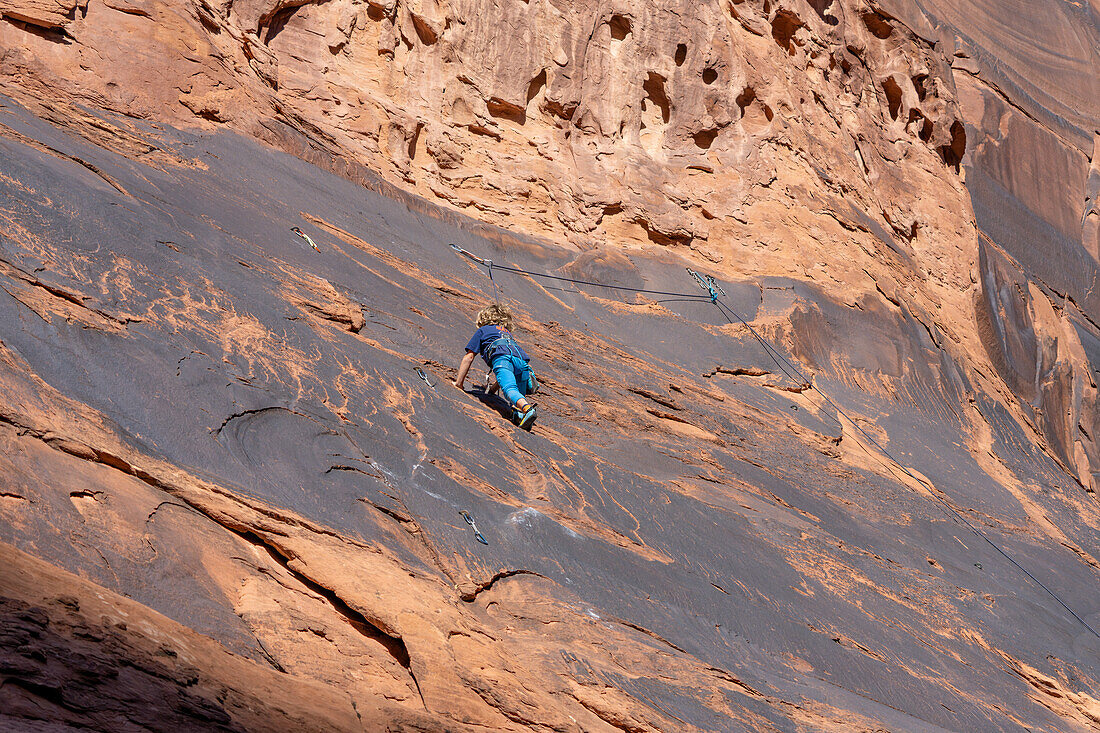 Ein 6-jähriger Junge lernt im Hunter Canyon in der Nähe von Moab, Utah, das Klettern.