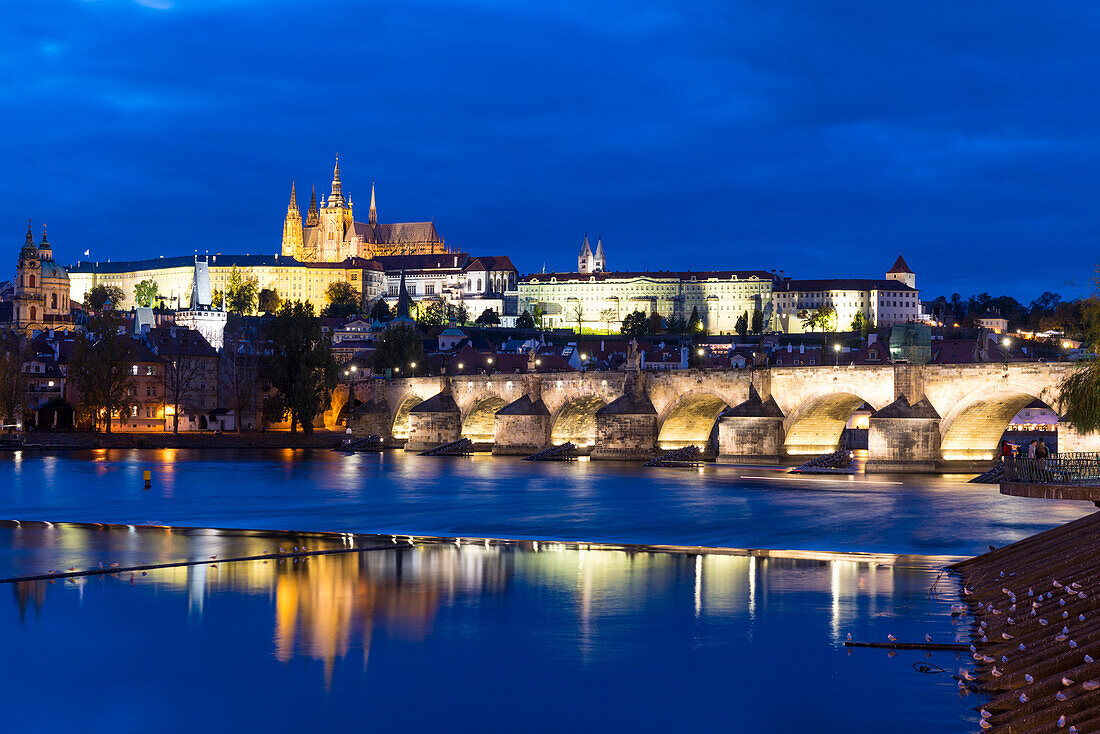 Prager Burg und Karlsbrücke spiegeln sich in der Moldau in der Dämmerung, UNESCO-Weltkulturerbe, Kleinseite, Prag, Tschechien, Europa