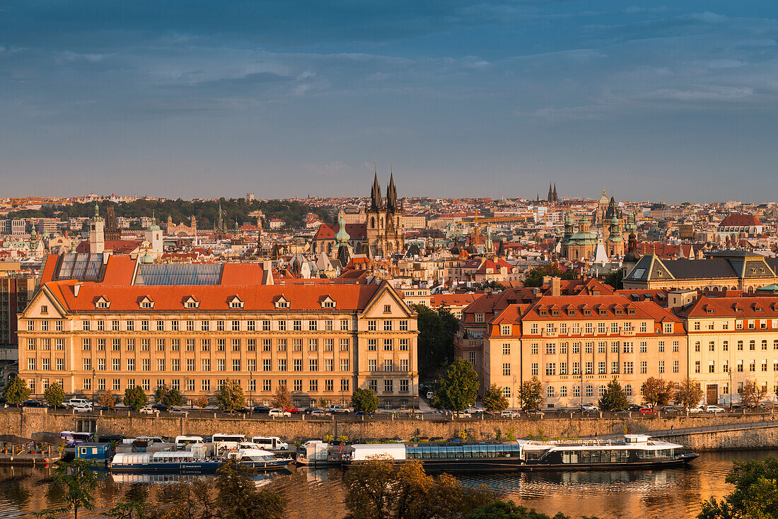 Altstädter Moldauufer mit vorspringenden gotischen Zwillingstürmen der Tyn-Kirche, Altstadt (Stare Mesto), UNESCO-Weltkulturerbe, Prag, Tschechien, Europa