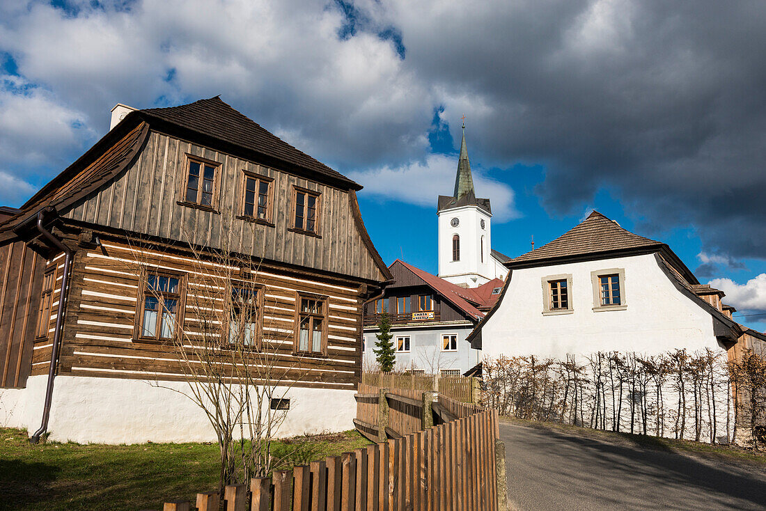 St.-Veits-Kirche und traditionelle Holzhäuser, Dorf Prichovice, Liberecko, Tschechische Republik, Europa