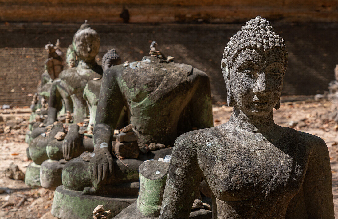 Statuen im alten Wat Umong Suan, historischer buddhistischer Tempel, im Wald oberhalb von Chiang Mai, Thailand, Südostasien, Asien