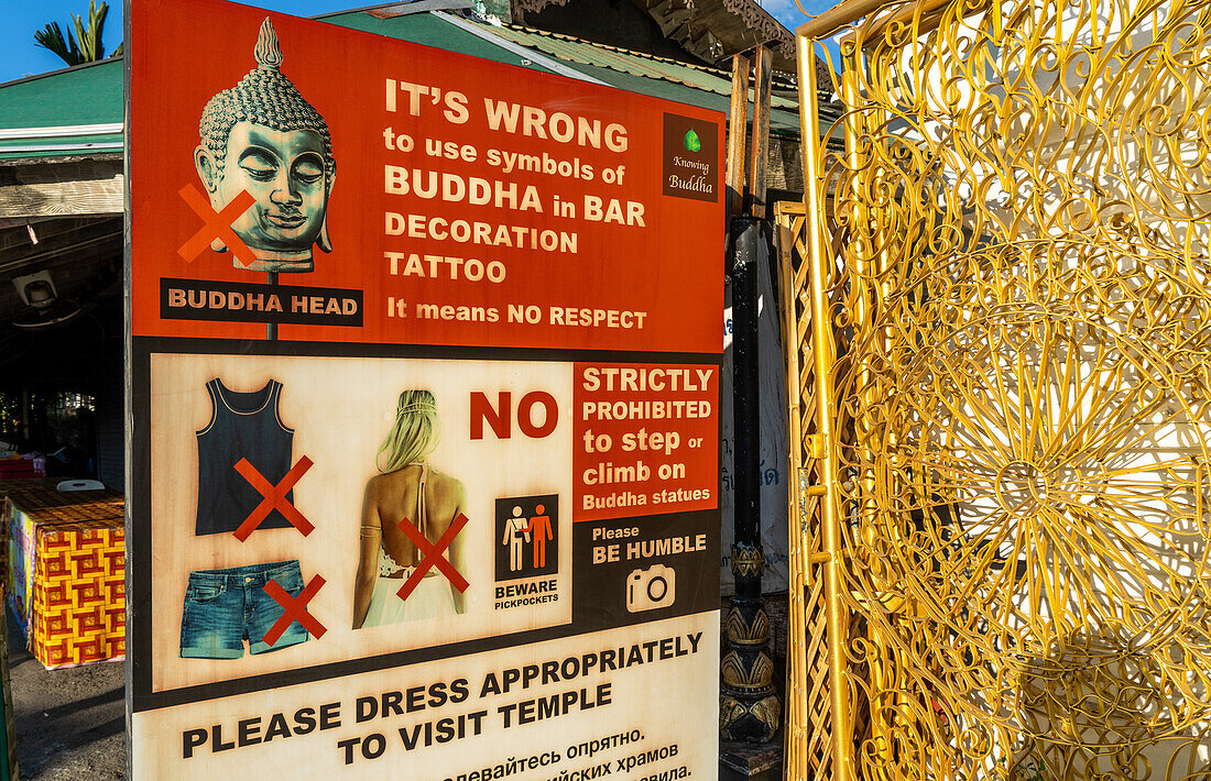 Touristenschild mit der Bitte um angemessenes Verhalten vor einem buddhistischen Tempel in Chiang Mai, Thailand, Südostasien, Asien