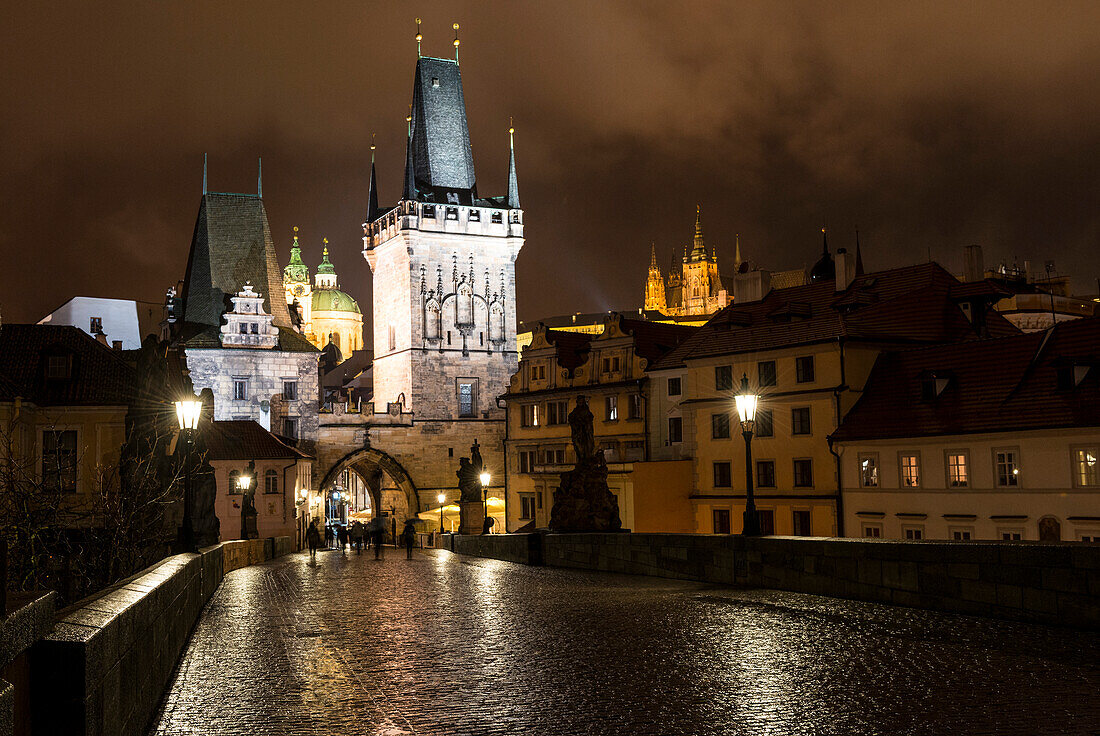 Gotische Malostranska-Karlsbrückentürme, St.-Nikolaus-Kirche und St.-Veits-Dom von der regennassen Karlsbrücke aus, Kleinseite (Mala Strana), UNESCO-Weltkulturerbe, Prag, Tschechische Republik, Europa