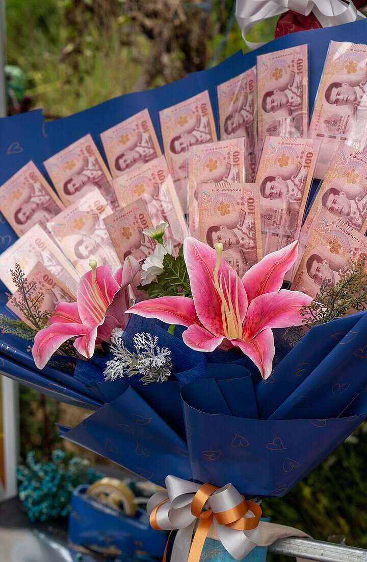 Blumensträuße, Plüschtiere und Geldsouvenirs zum Verkauf für die Abschlussfeier der Chiang Mai Universität, Chiang Mai, Thailand, Südostasien, Asien