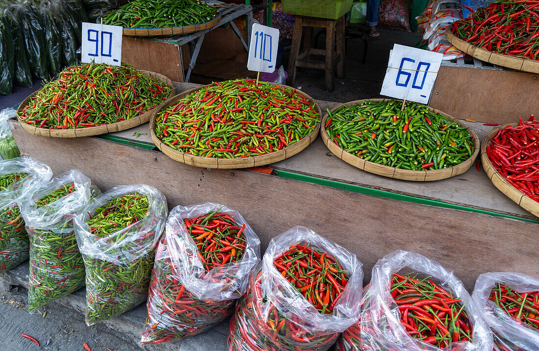 Chilis zum Verkauf, Kad Luang Fisch- und Gemüsemarkt in Chiang Mai, Thailand, Südostasien, Asien