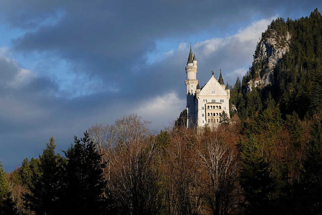 Schloss Neuschwanstein, ein historistisches Schloss aus dem 19. Jahrhundert auf einem zerklüfteten Hügel im Alpenvorland, Schwaben, Südbayern, Deutschland, Europa