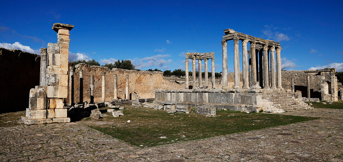 Die Ruinen der römischen Stadt Dougga, UNESCO-Weltkulturerbe, Tal von Oued Khalled, Nordwest-Tunesien, Nordafrika, Afrika