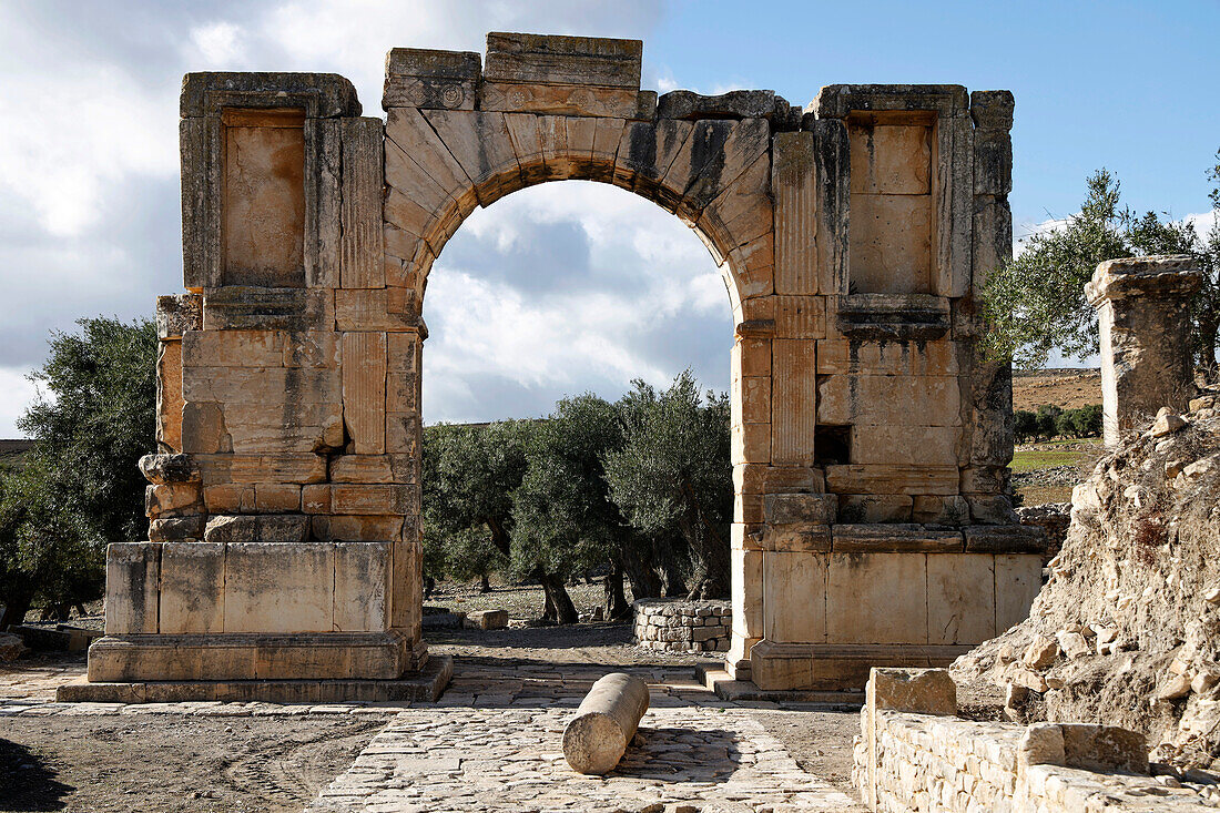 Die Ruinen der römischen Stadt Dougga, UNESCO-Weltkulturerbe, Tal von Oued Khalled, Nordwest-Tunesien, Nordafrika, Afrika