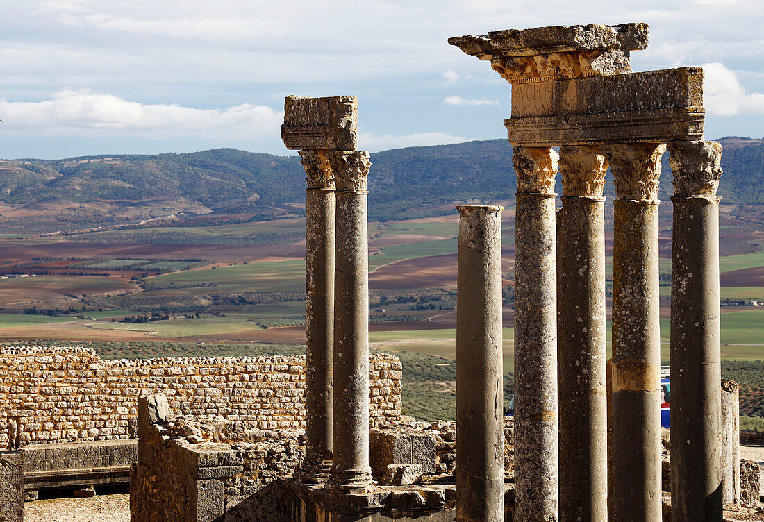 Die Ruinen der römischen Stadt Dougga, UNESCO-Weltkulturerbe, Tal von Oued Khalled, Nordwest-Tunesien, Nordafrika, Afrika