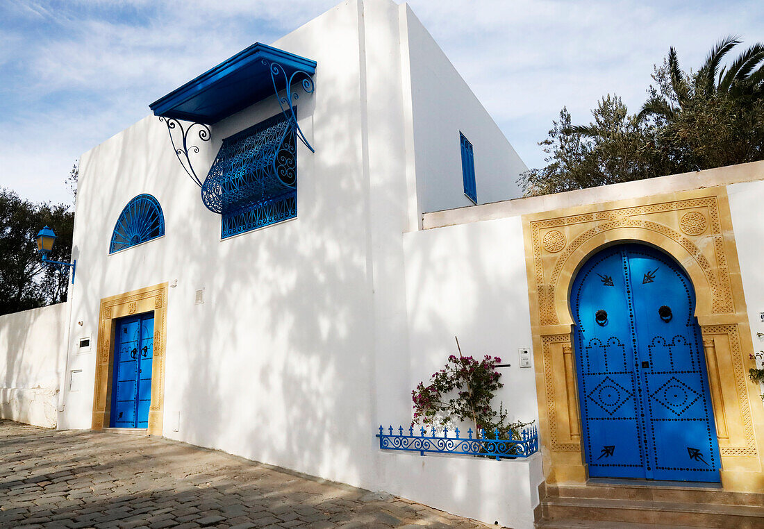 Die markant gelegene Klippenstadt Sidi Bou Said ist als Künstlerstadt bekannt, nördlich von Karthago, Tunesien, Nordafrika, Afrika