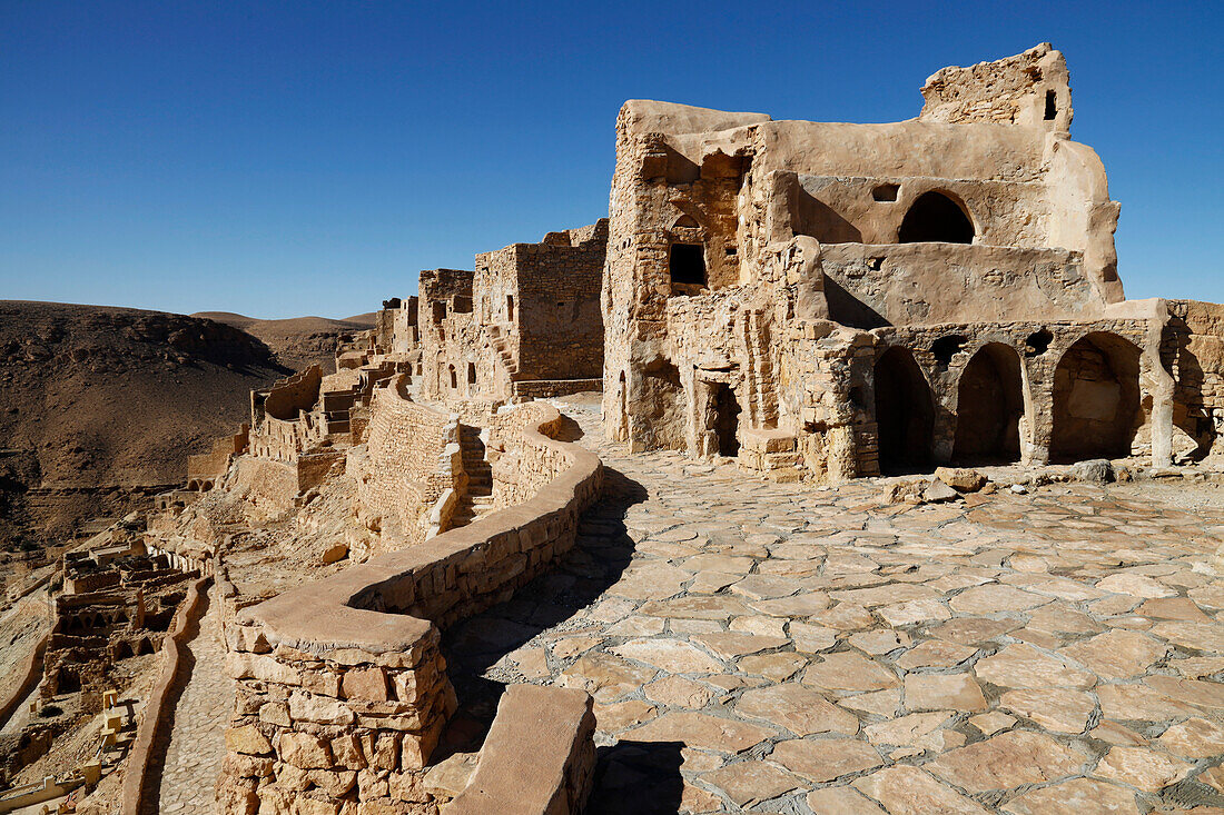 Die Bergstadt Chenini, bekannt für ihre Berber-Troglodyten-Strukturen, Region Tataouine, Südtunesien, Nordafrika, Afrika