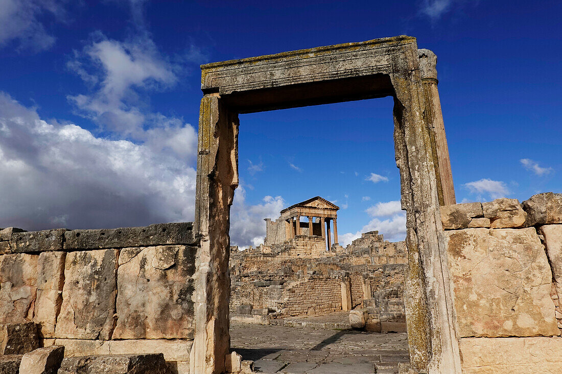 Die Ruinen der römischen Stadt Dougga, UNESCO-Weltkulturerbe, Tal von Oued Khalled, Nordwest-Tunesien, Nordafrika, Afrika