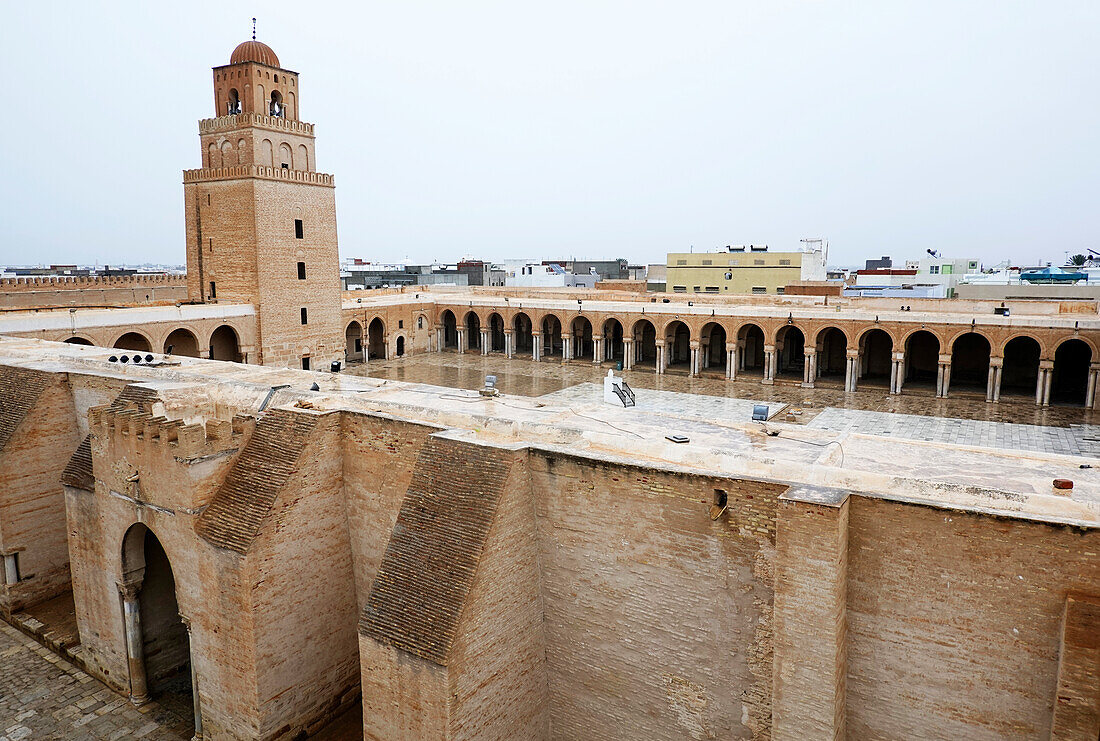 Die Große Moschee von Kairouan, eines der beeindruckendsten und größten islamischen Bauwerke Nordafrikas, UNESCO-Welterbe, Kairouan, Tunesien, Nordafrika, Afrika