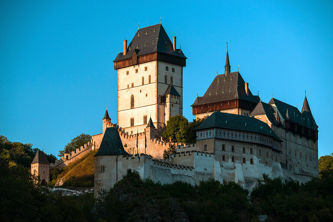 Die gotische Burg Karlstejn aus dem 14. Jahrhundert bei Sonnenuntergang, Karlstejn, Mittelböhmen, Tschechische Republik, Europa