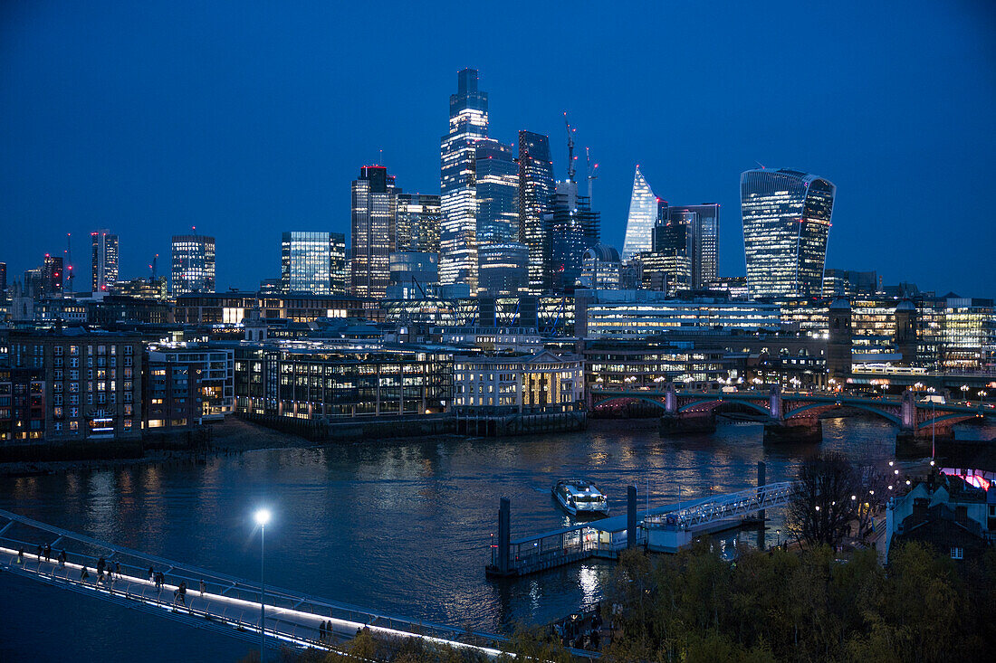 City of London und Themse bei Nacht, London, England, Vereinigtes Königreich, Europa