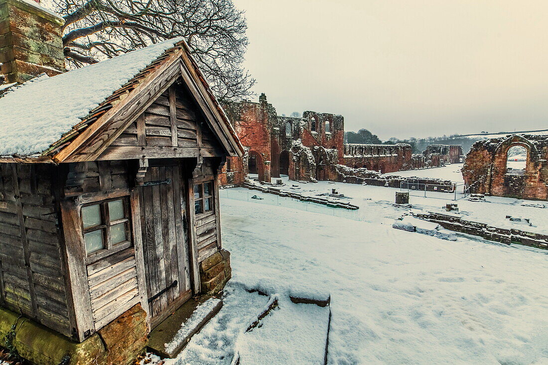 Schneeregen und Schneeschauer von Furness Abbey, Barrow In Furness, Furness Halbinsel, Cumbria, England, Vereinigtes Königreich, Europa