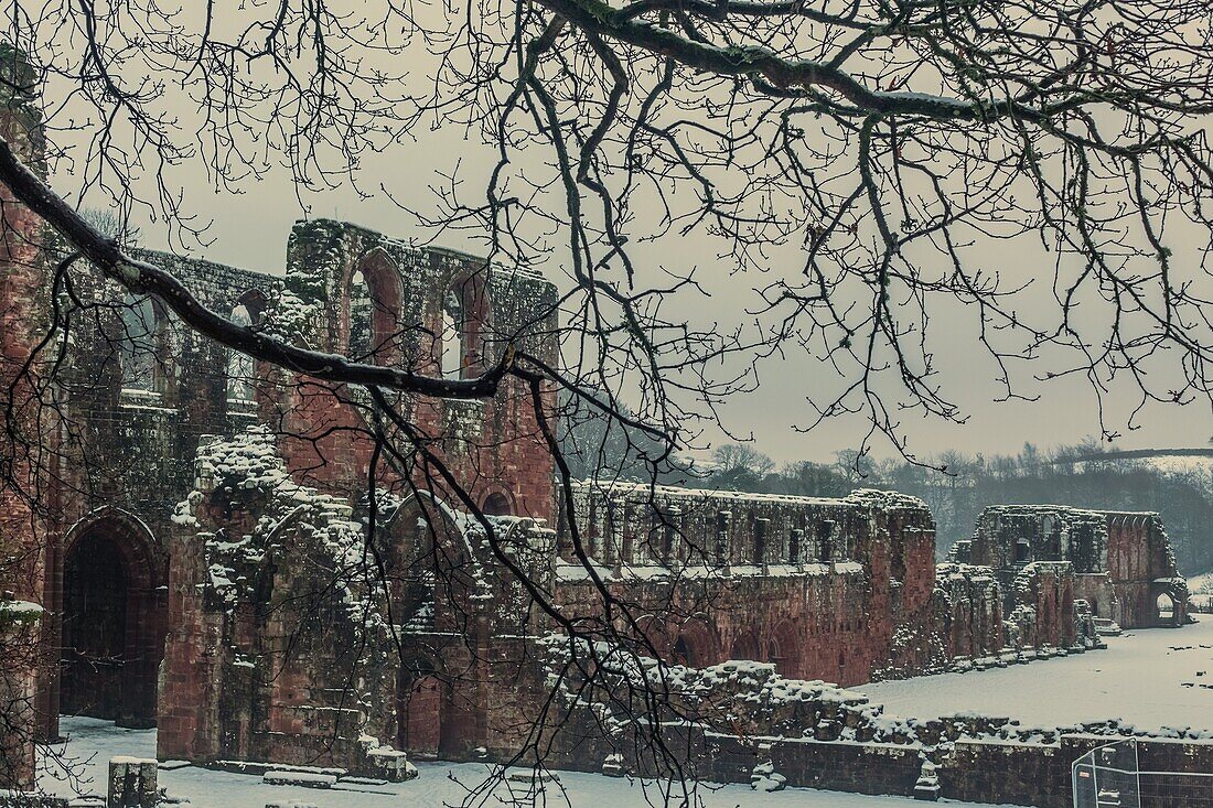 Schneeregen und Schneeschauer von Furness Abbey, Barrow In Furness, Furness Halbinsel, Cumbria, England, Vereinigtes Königreich, Europa