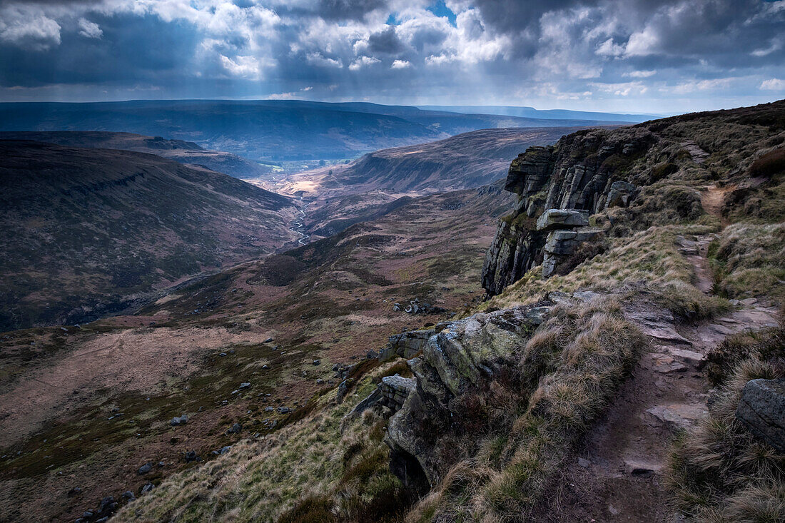 Der Pennine Way bei Laddow Rocks mit Blick auf das Tal des Crowden Great Brook, Peak District National Park, Derbyshire, England, Vereinigtes Königreich, Europa