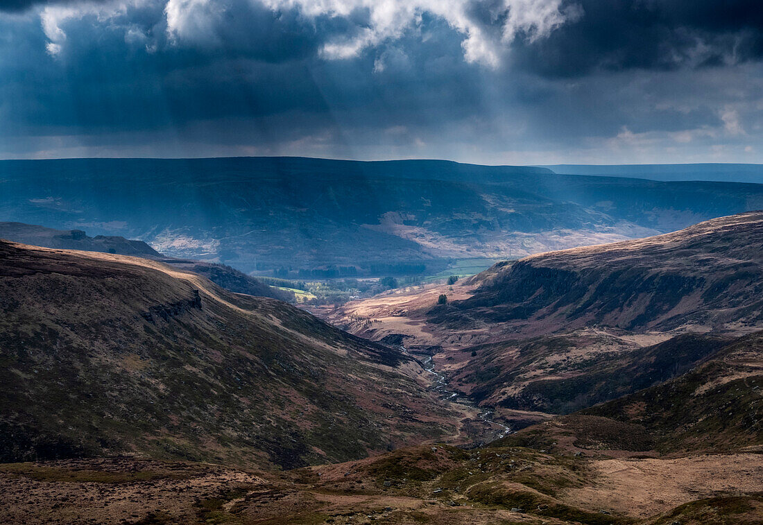 Crowden Great Brook Tal mit Bleaklow Hill im Hintergrund, Peak District National Park, Derbyshire, England, Vereinigtes Königreich, Europa