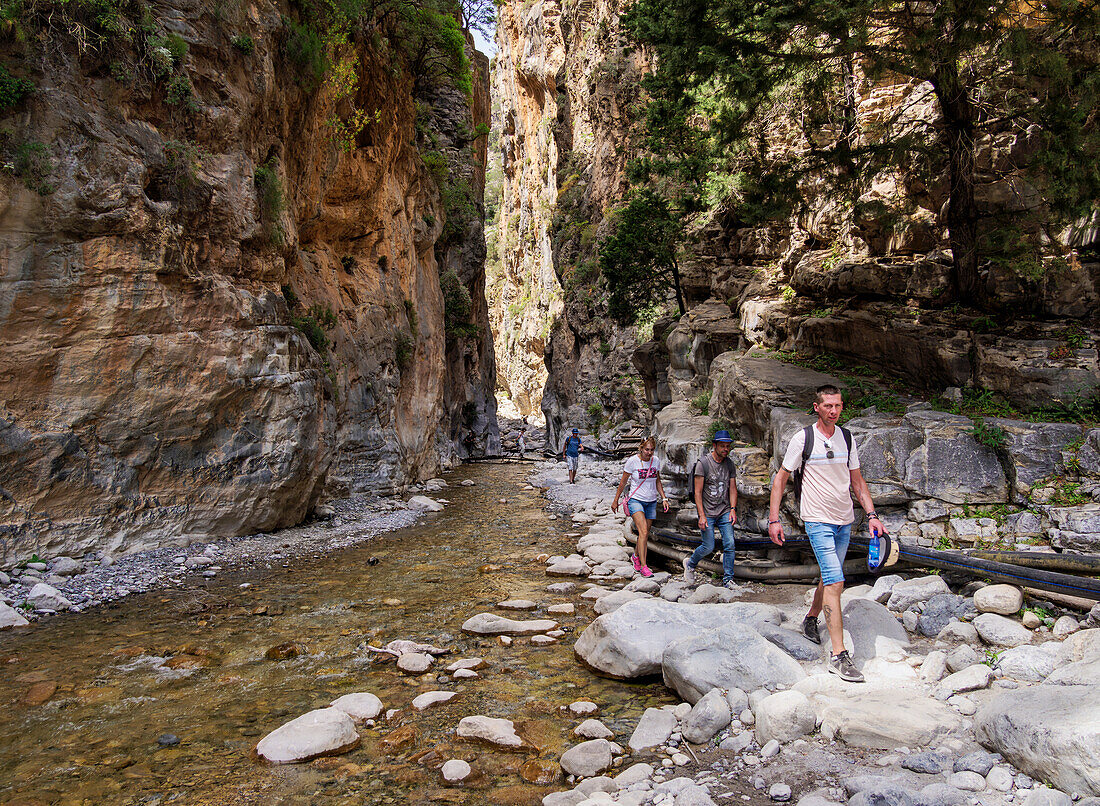 Menschen wandern durch die Tore, Samaria-Schlucht, Region Chania, Kreta, Griechische Inseln, Griechenland, Europa