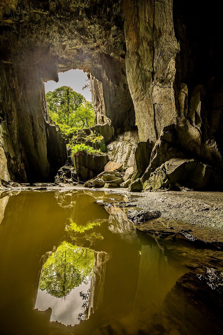 Spiegelungen in der Cathedral Cavern, Little Langdale Valley, Lake District, Cumbria, England, Vereinigtes Königreich, Europa