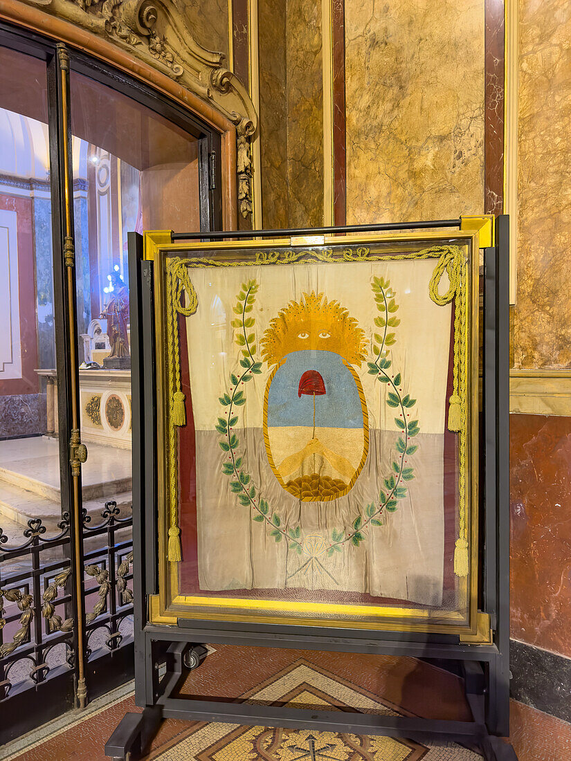 Fahne der Andenarmee am Ausoleum von General Jose de San Martin in der Metropolitan-Kathedrale in Buenos Aires, Argentinien.