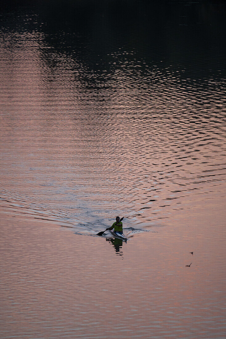 Standup-Paddleboarding bei Sonnenuntergang auf dem Ebro, Zaragoza, Spanien