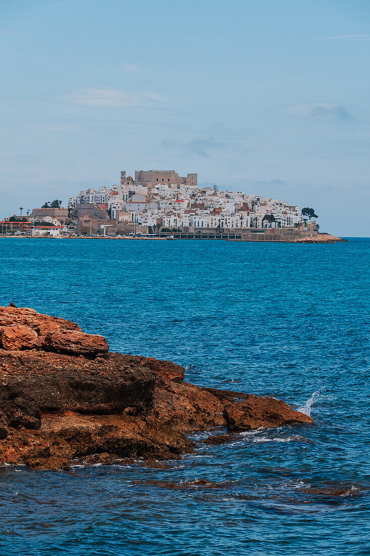 Blick auf die Burg Papa Luna in Peñiscola vom Strand aus, Castellon, Valencianische Gemeinschaft, Spanien