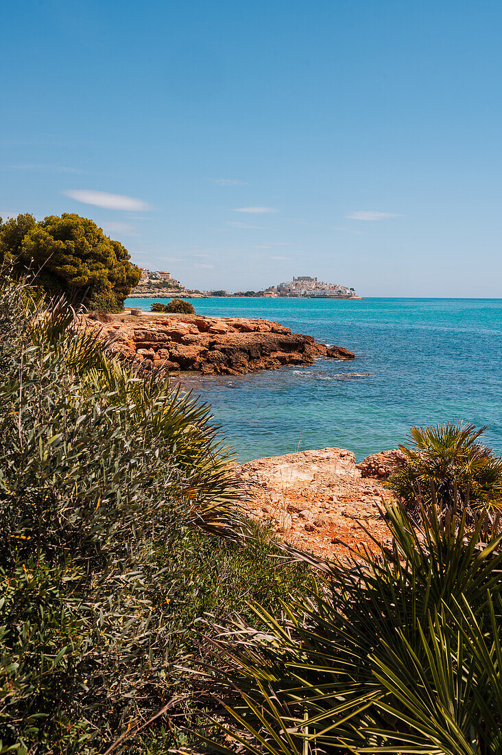 Blick auf die Burg Papa Luna in Peñiscola vom Strand aus, Castellon, Valencianische Gemeinschaft, Spanien