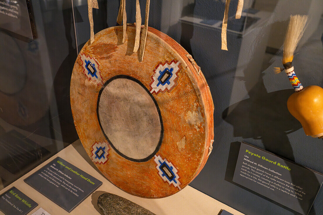 Bemalte Handtrommel aus Leder und Weide. Ute-Indianer-Kultur, BYU Museum für Völker und Kulturen in Provo, Utah.