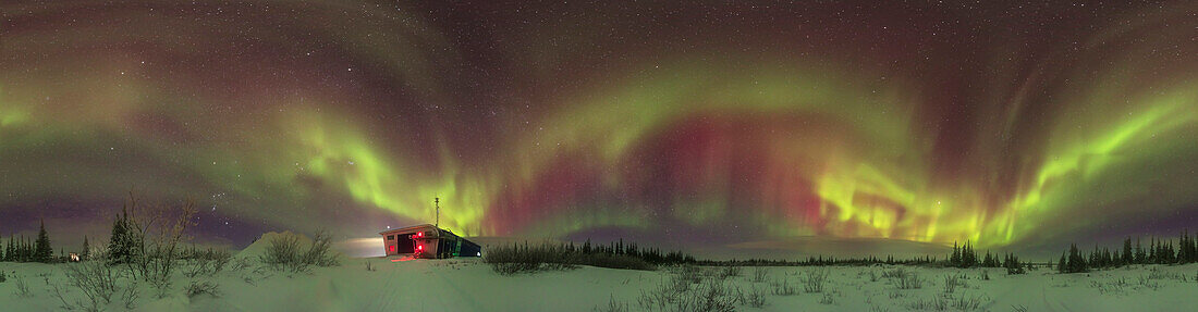 Dies ist ein 360°-Panorama des Polarlichts vom 10. Februar 2024 vom Churchill Northern Studies Centre (das Gebäude in der Ferne), das sich auf dem Gelände der alten Churchill Rocket Range außerhalb von Churchill, Manitoba, befindet. Bei 58º nördlicher Breite befindet sich Churchill unter dem üblichen Standort des Polarlichtovals, das in vielen klaren Nächten für himmelsfüllende Erscheinungen sorgt.