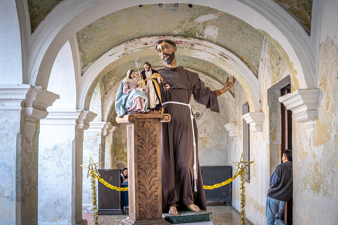 Religiöse Statuen außerhalb der Nacimiento-Ausstellung in Antigua Guatemala