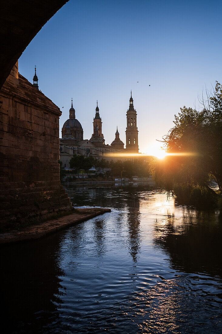 Kathedrale-Basilika Unserer Lieben Frau von der Säule und das Ebro-Ufer bei Sonnenuntergang, Zaragoza, Spanien