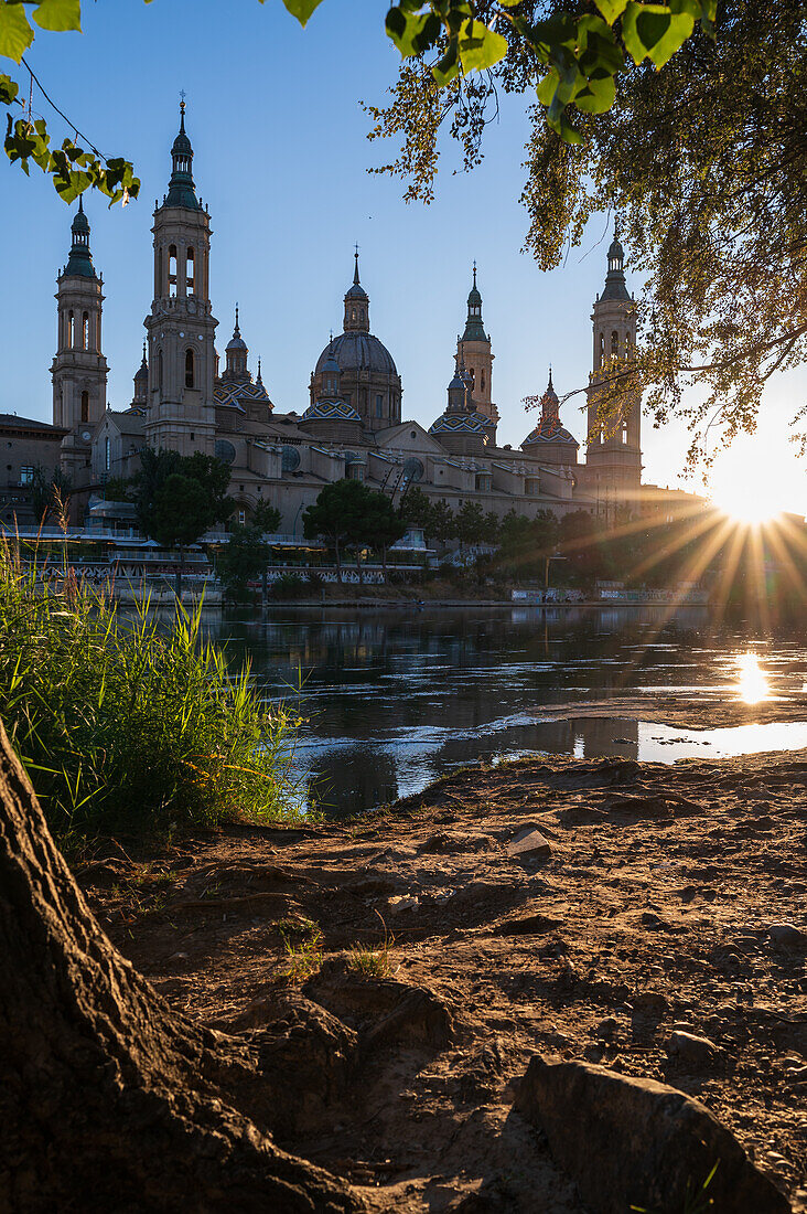 Kathedrale-Basilika Unserer Lieben Frau von der Säule und das Ebro-Ufer bei Sonnenuntergang, Zaragoza, Spanien