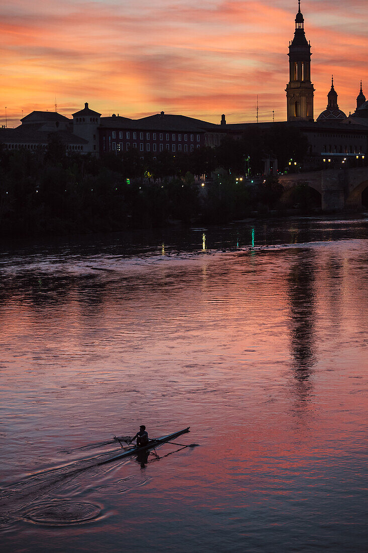 Kajakfahrer bei Sonnenuntergang auf dem Fluss Ebro, Zaragoza, Spanien