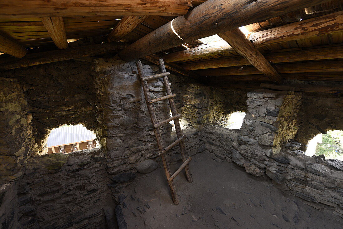 Innenseite des traditionellen mittelalterlichen Svaneti-Turms, UNESCO-Welterbe, Dorf Mestia, Region Svaneti, Kaukasus, Georgien, Zentralasien, Asien