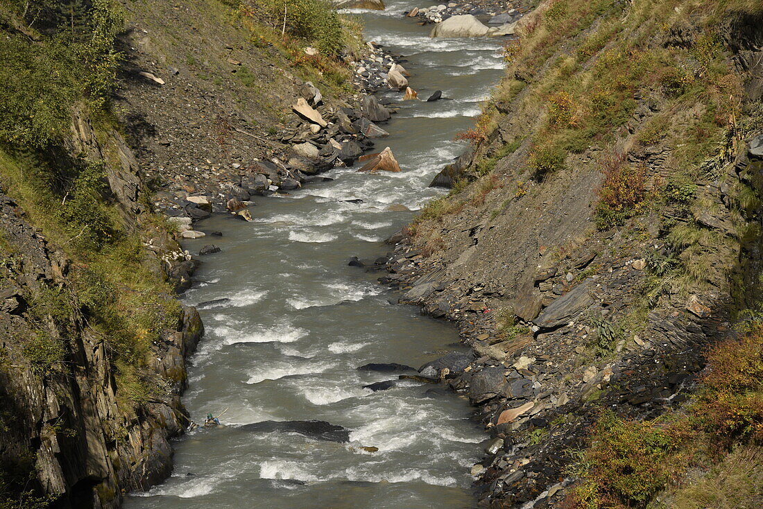 Bergbach vom schmelzenden Gletscher in Ushguli, Swanetien, Georgien, Zentralasien, Asien