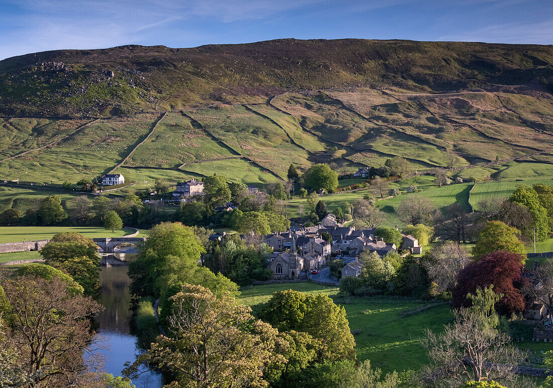 Das Dorf Burnsall und der Fluss Wharfe, Wharfdale, Yorkshire Dales National Park, Yorkshire, England, Vereinigtes Königreich, Europa