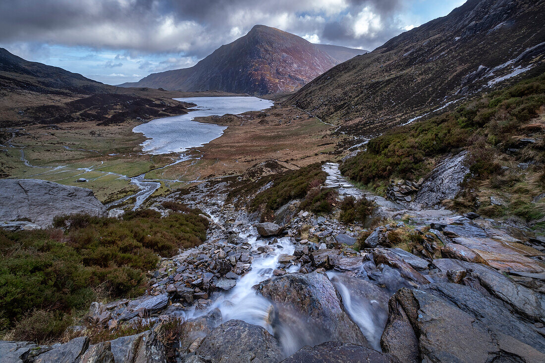 Llyn Idwal und Pen yr Ole Wen, Cwm Idwal, Snowdonia National Park (Eryri), Nordwales, Vereinigtes Königreich, Europa