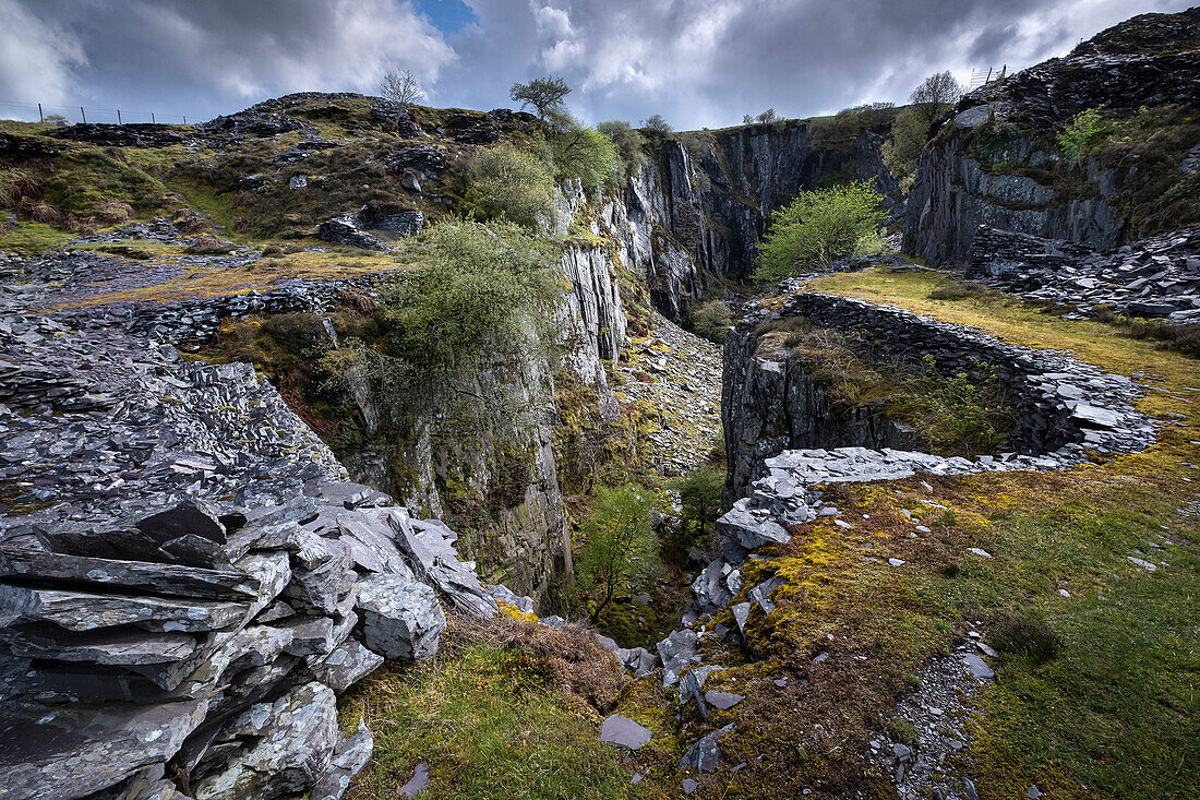 Stillgelegter Schiefersteinbruch Glyn Rhonwy, bei Llanberis, Snowdonia-Nationalpark (Eryri), Nordwales, Vereinigtes Königreich, Europa