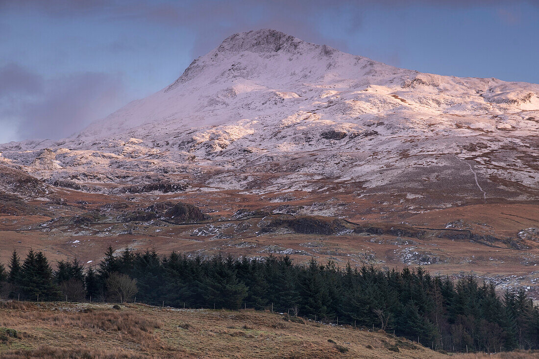 Letztes Licht auf Yr Aran im Winter von Rhyd Ddu, Snowdonia National Park (Eryri), Nordwales, Vereinigtes Königreich, Europa