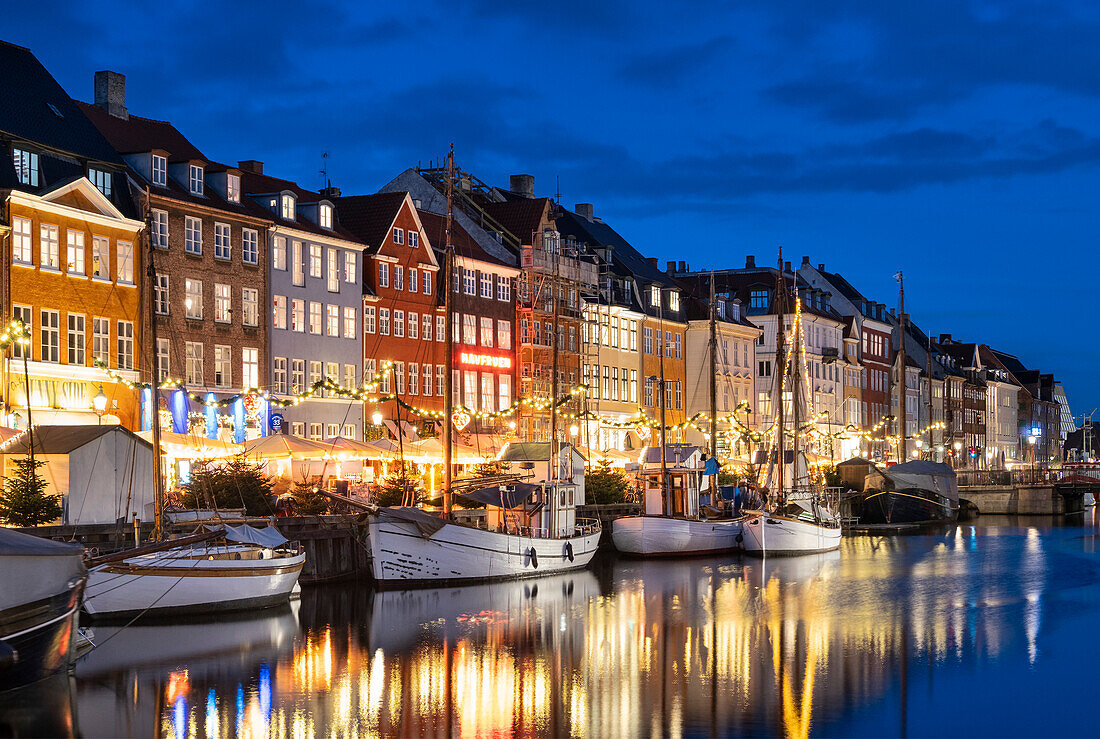 Farbenfrohe Gebäude und hohe Mastenboote am nächtlichen Nyhavn, Nyhavn-Kanal, Nyhavn, Kopenhagen, Dänemark, Europa