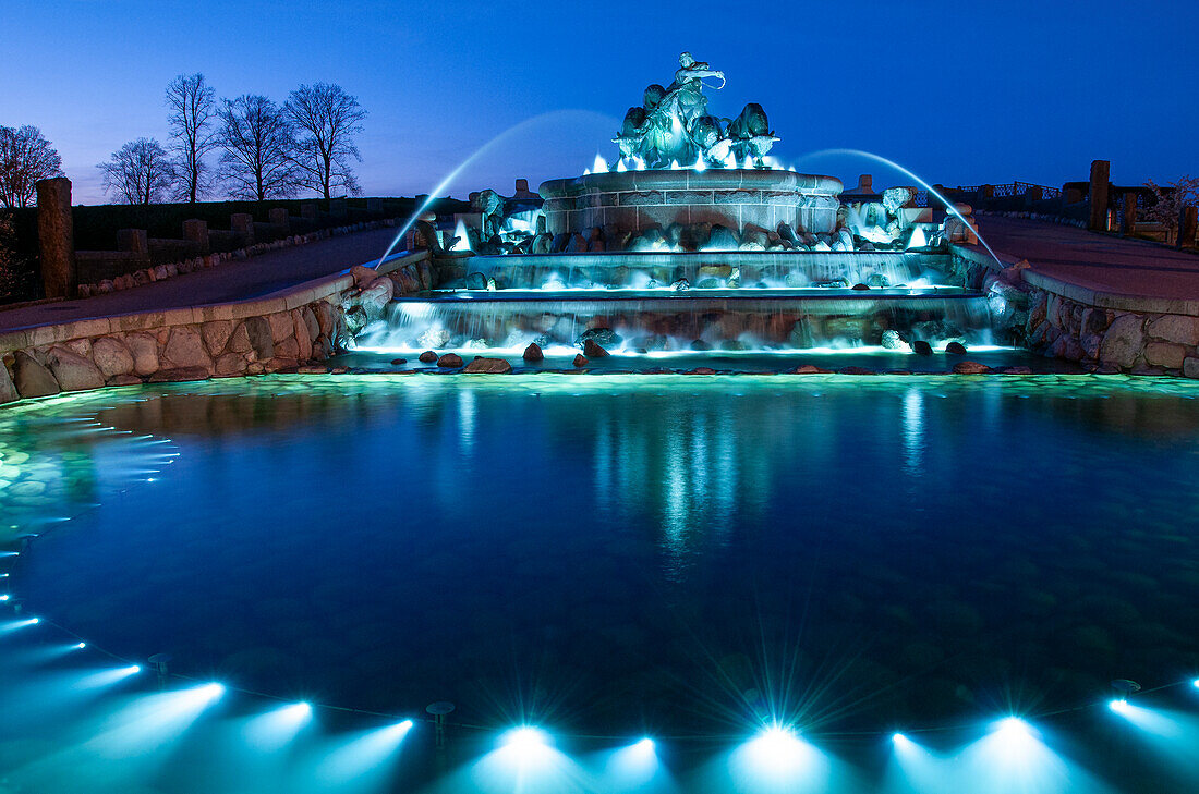 Der Gefion-Brunnen (Gefionspringvandet) bei Nacht, Kopenhagen, Dänemark, Europa