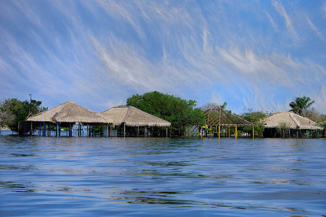 Überschwemmte Strandhütten, Alter do Chao Strand, Tapajos-Fluss, Bundesstaat Para, Brasilien, Südamerika